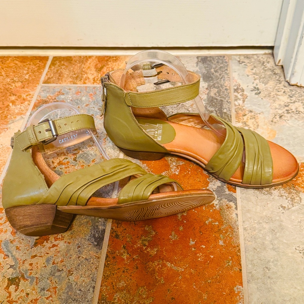 ☘️Gorgeous Leather Miz Mooz Strappy Olive Green Leather Cassie Zip Back Sandals!